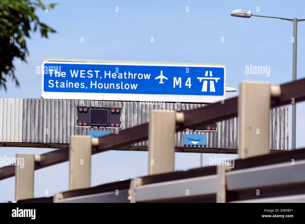 Tettuccio di autostrada M4 segno per Heathrow Foto Stock