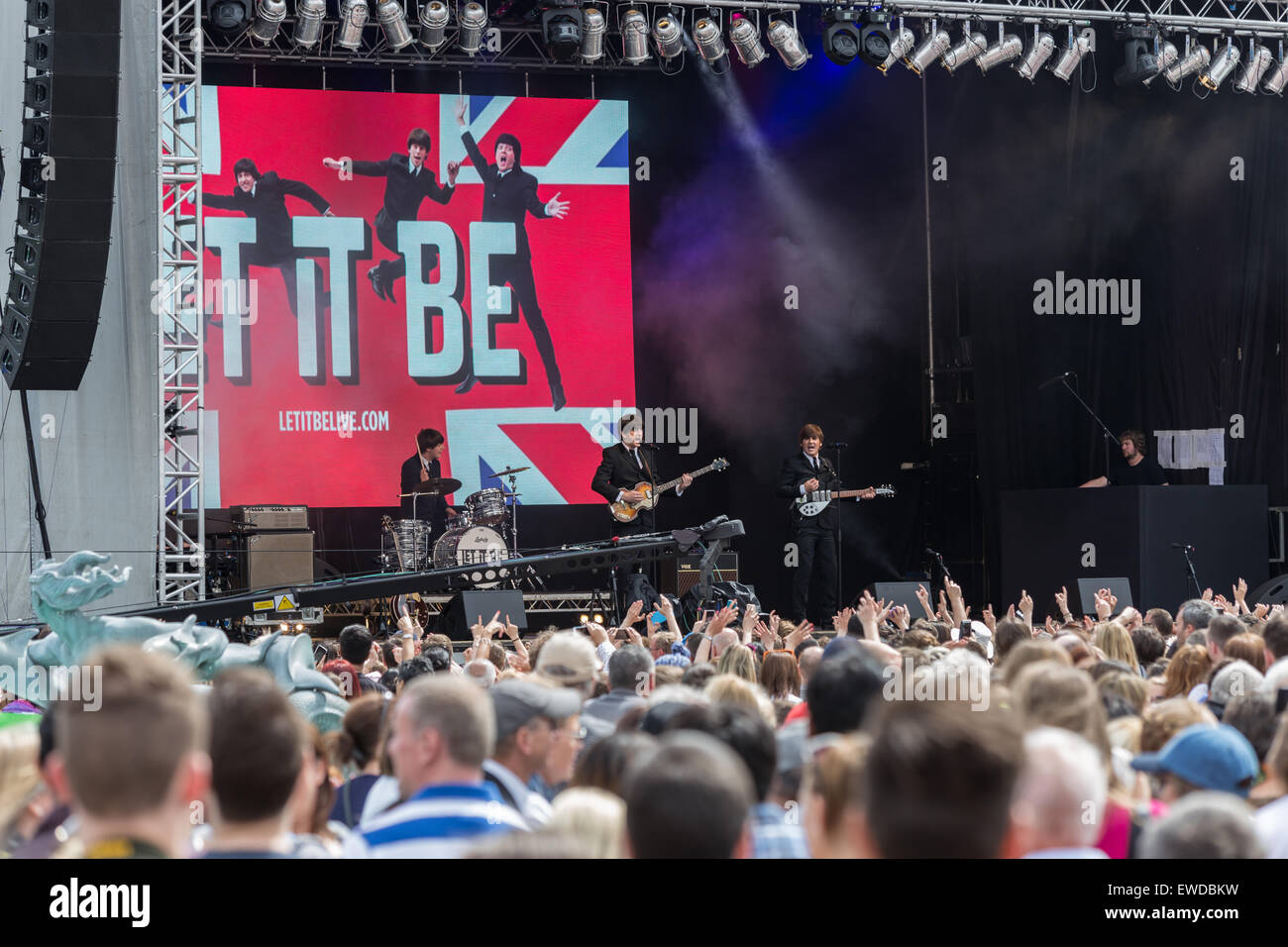 Gli spettatori presso il WEST END LIVE 2015 guardare sia sul palco, Trafalgar Square, London, Regno Unito Foto Stock