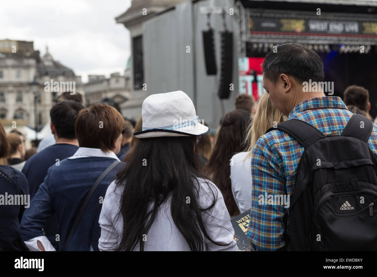 Gli spettatori presso il WEST END LIVE 2015, Trafalgar Square, London, Regno Unito Foto Stock