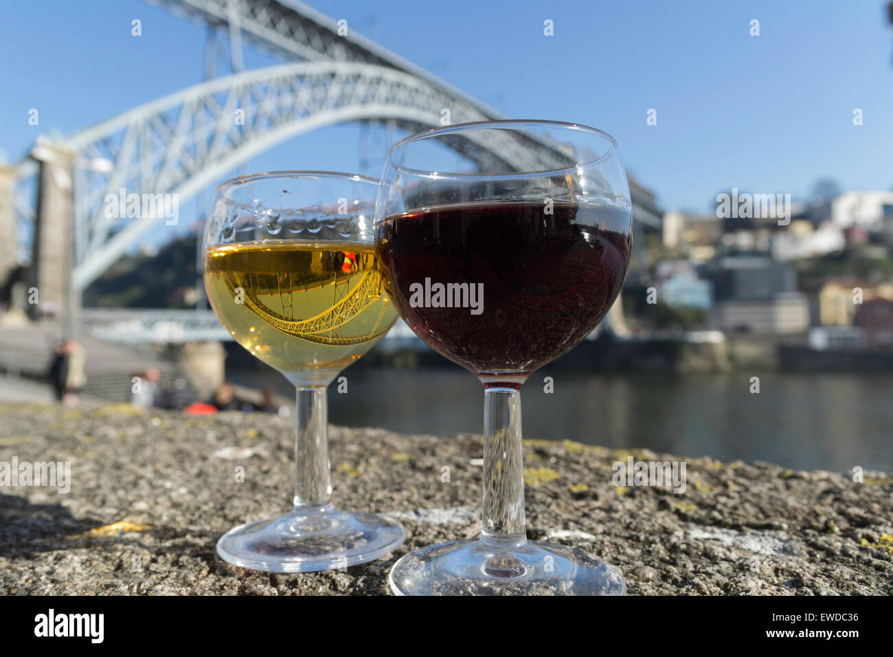 Due bicchieri di vino di porto il mirroring del ponte sul fiume Douro a  Porto, Portogallo Foto stock - Alamy