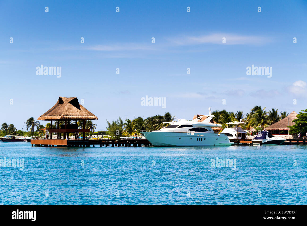 Una barca di lusso a un dock presso il Mar dei Caraibi Foto Stock