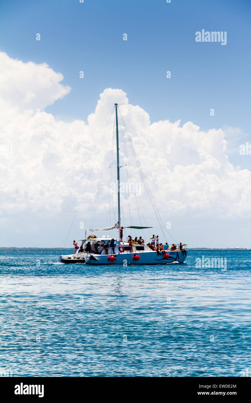 Barca a vela con la gente al Mar dei Caraibi Foto Stock