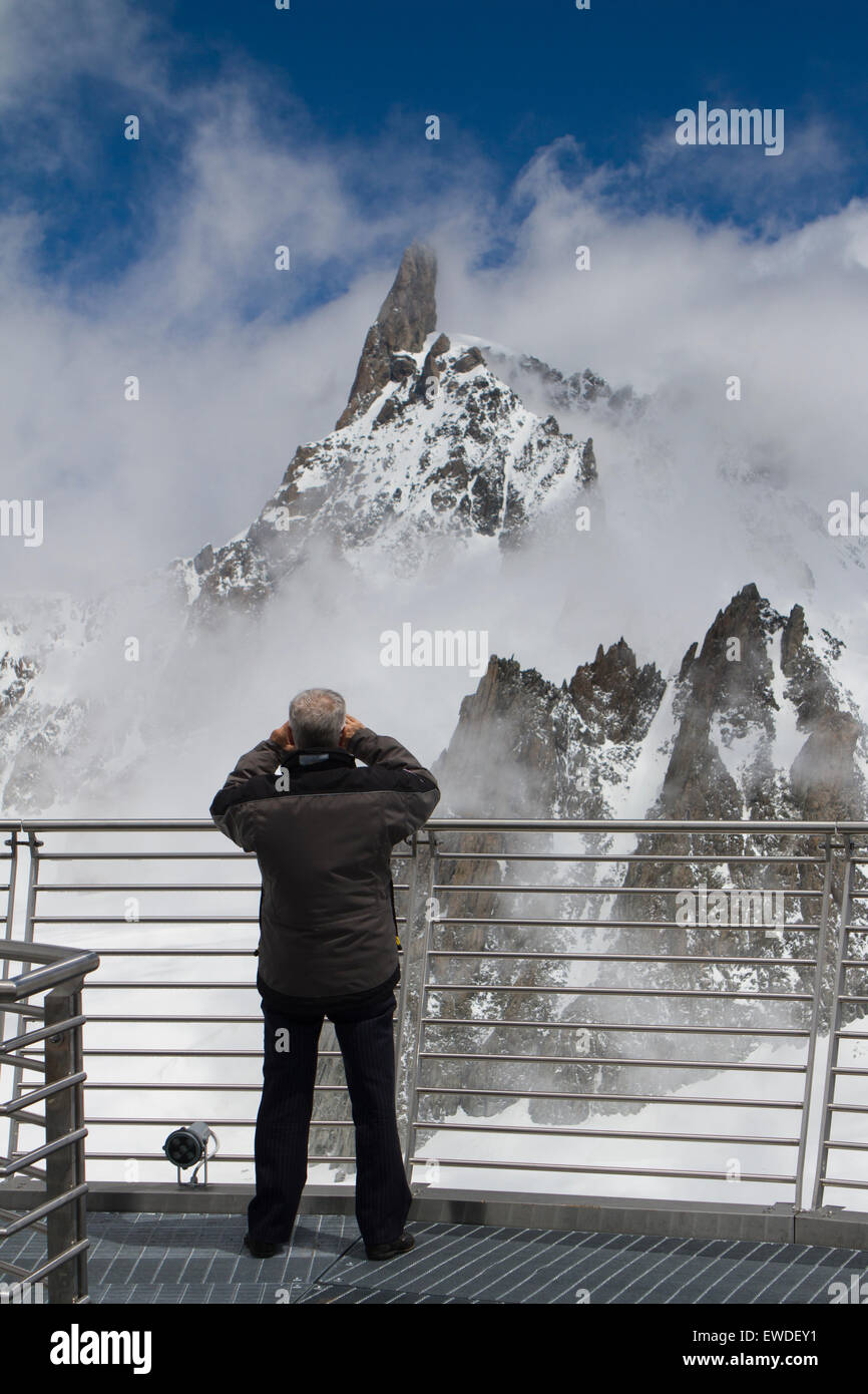 Courmayeur, Italia. Il 23 giugno, 2015. Un uomo prende una foto di Dent du Geant dalla terrazza panoramica sul vertice della Punta Helbronner stazione della funivia. La Skyway funivia collega la città di Courmayeur a Punta Helbronner (3,466 m) nel massiccio del Monte Bianco. © Marco Destefanis/Pacific Press/Alamy Live News Foto Stock