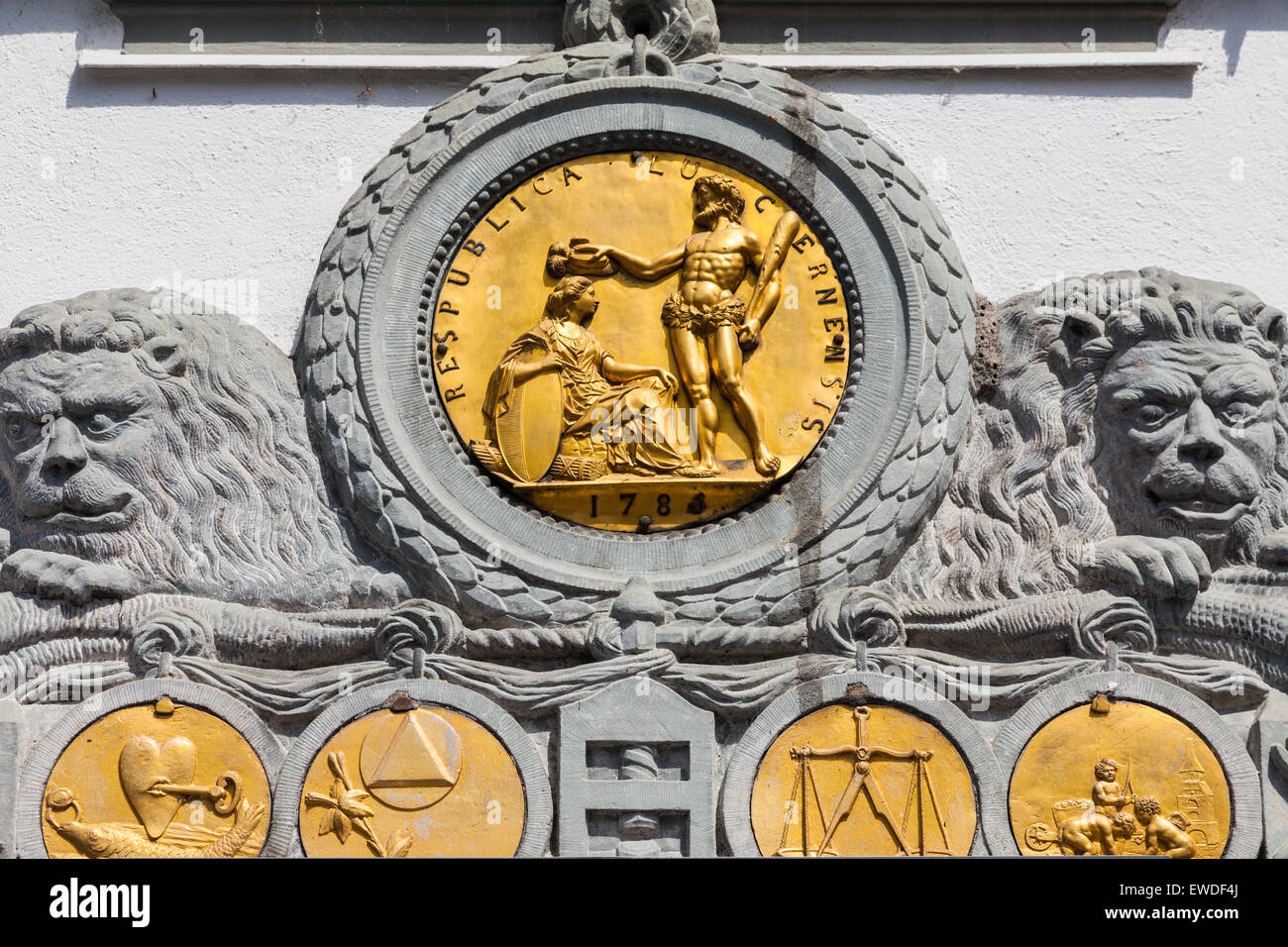 Golden emblemi sulla parete esterna di un edificio nella città vecchia di Lucerna, Svizzera Foto Stock