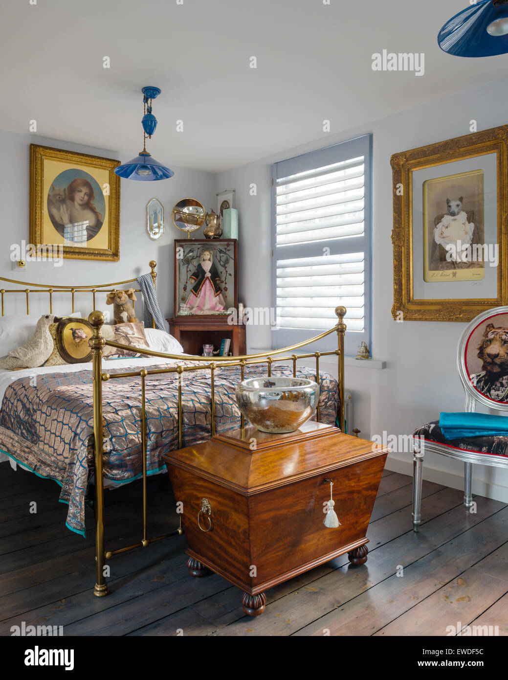 Cornice in ottone letto in elegante camera da letto con mobili antichi di vino e dello scambiatore di calore Visitorian Poltrona sala da pranzo Foto Stock