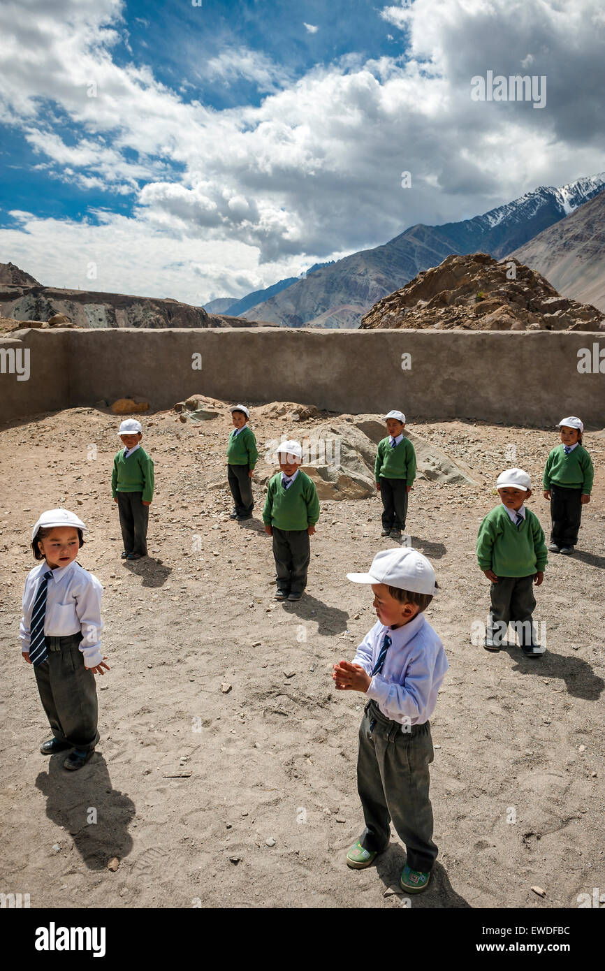 Un gruppo di bambini in una scuola materna vicino a Alchi, Ladakh, India. Foto Stock