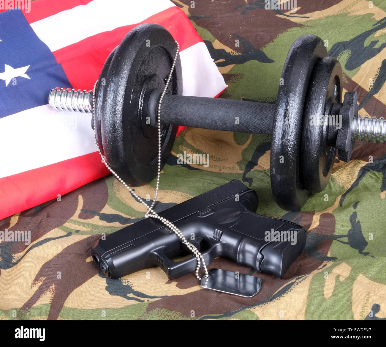 Montare il servizio militare? Concetto di immagine, pesi, camo camouflage Pistola replica dog-tag Foto Stock