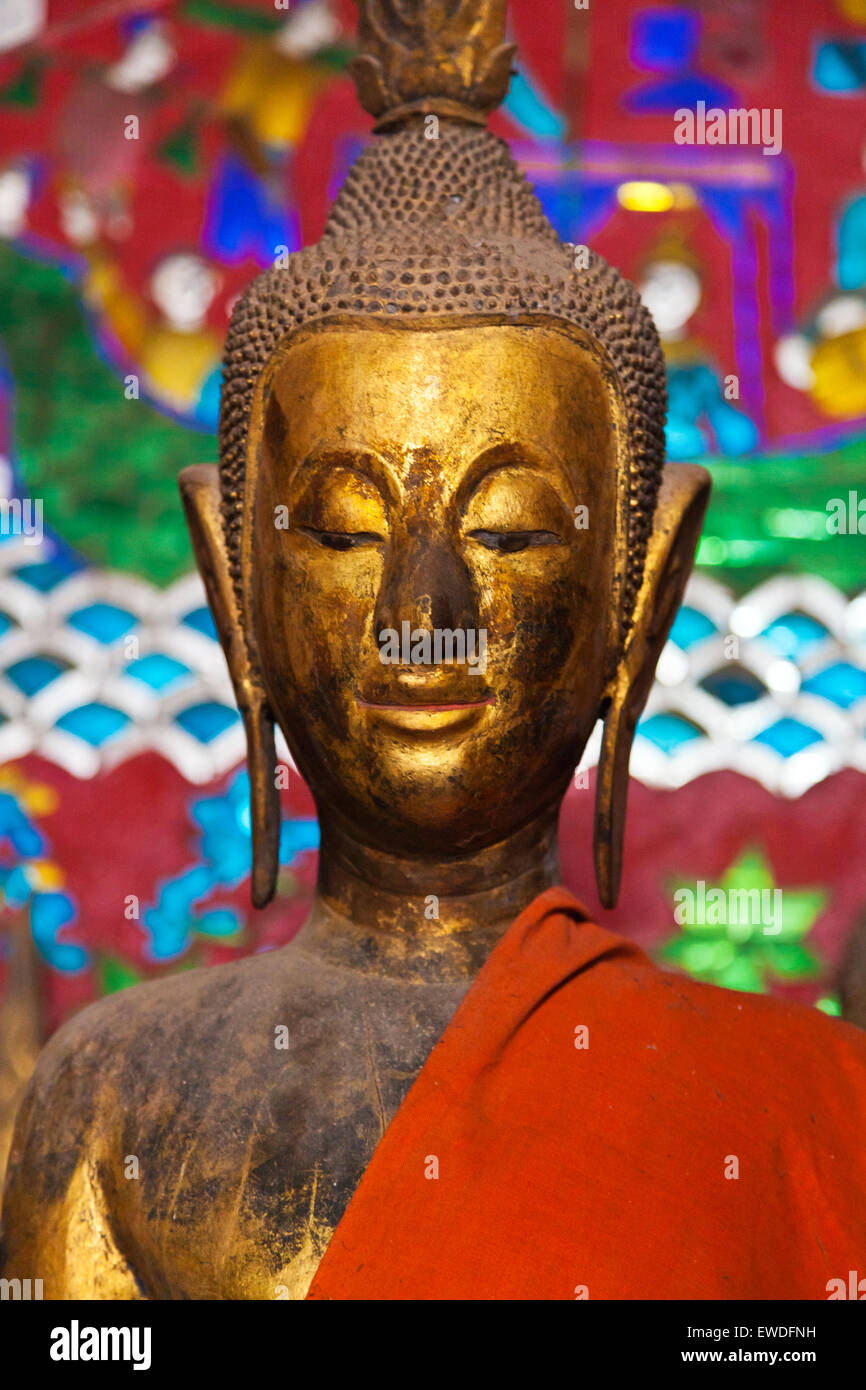 Antica statua di Buddha all'interno di Wat Xieng Thong, costruito nel 1560 - Luang Probang, LAOS Foto Stock