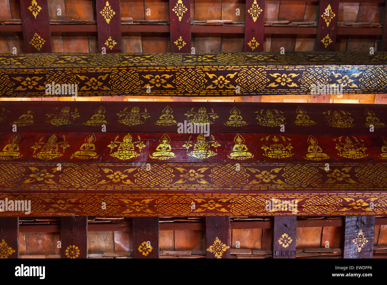 Progettazioni stampata sul tetto di Wat Xieng Thong (il Tempio della città d'Oro) , costruito nel 1560 - Luang Prabang, Laos Foto Stock