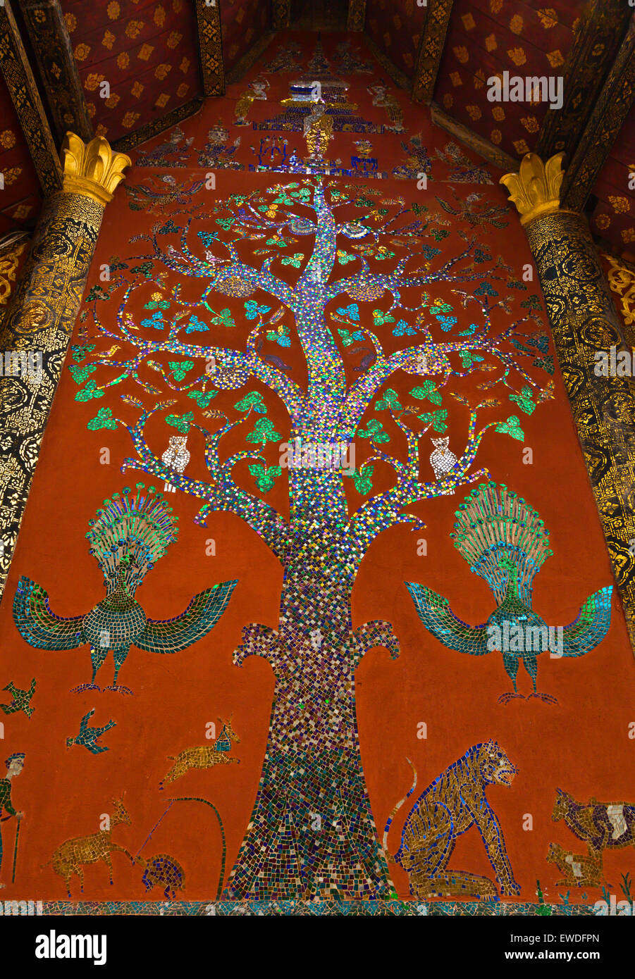 Vetro mosaico dell'albero della vita decora il Wat Xieng Thong (il Tempio della città d'Oro) , costruito nel 1560 - Luang Prabang, Laos Foto Stock