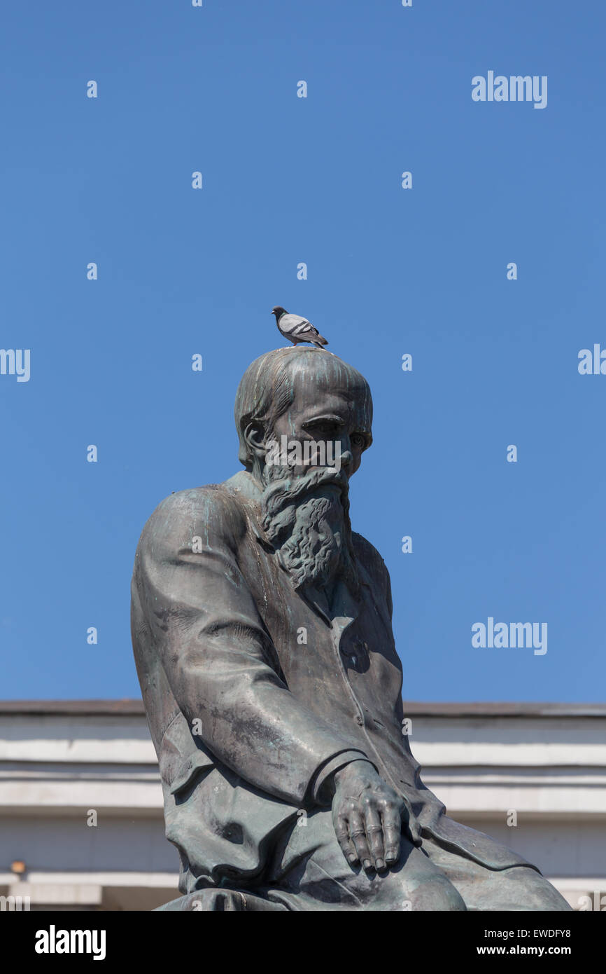 Statua di Fëdor Dostoevskij a Mosca, in Russia, con un piccione sulla sua testa. Foto Stock