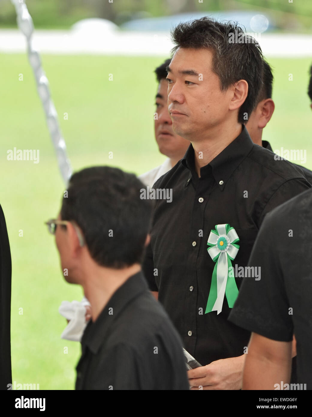 Okinawa. Il 23 giugno, 2015. Battaglia di Okinawa, 23 giugno 2015, Itoman, Okinawa, in Giappone : Osaka Sindaco Toru Hashimoto assiste il memoriale di servizio per tutte le vittime della guerra del 'Battaglia di Okinawa" presso il Parco del Memoriale della Pace nel Itoman, Okinawa, in Giappone il 23 giugno 2015. © AFLO/Alamy Live News Foto Stock