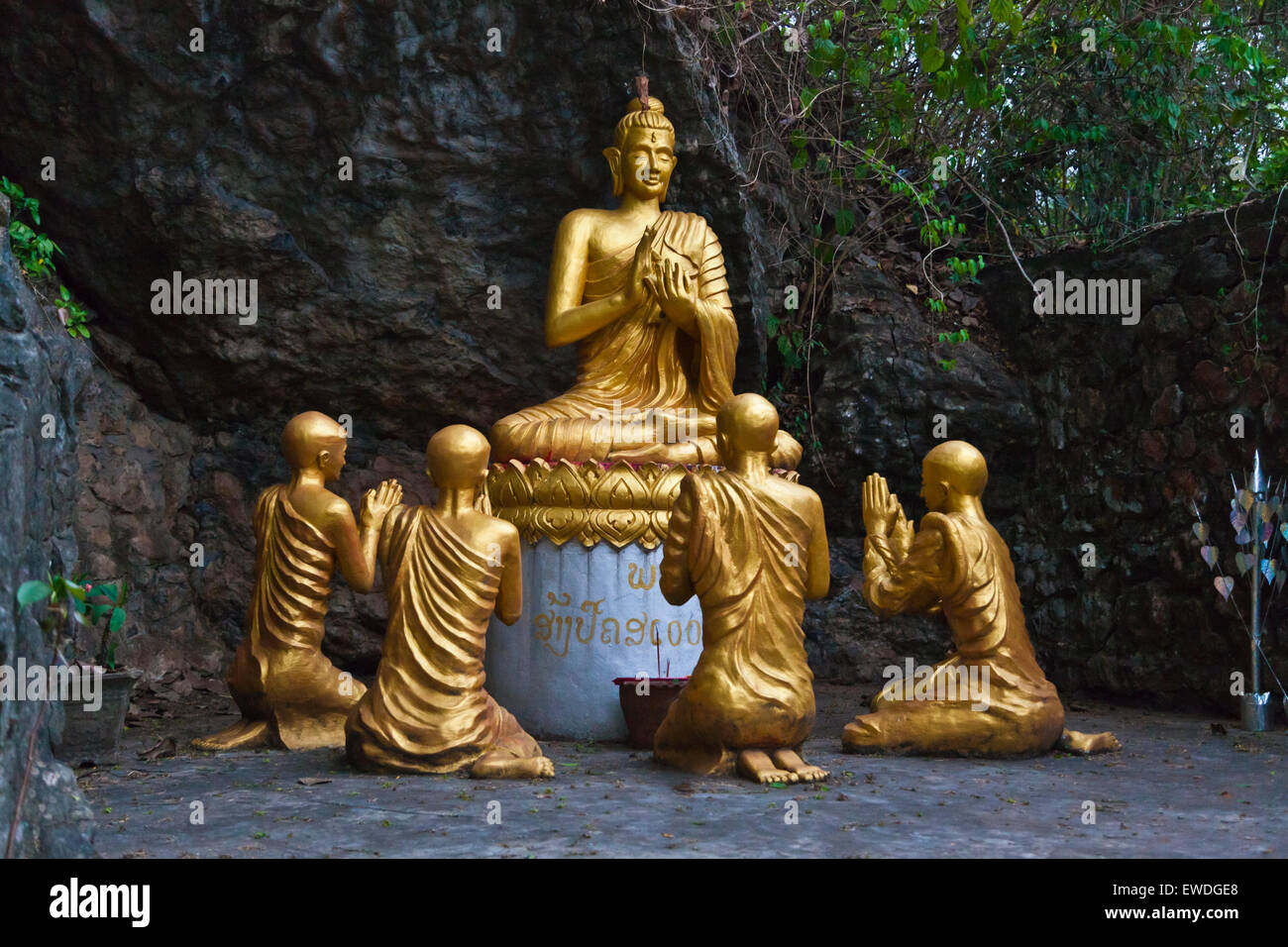 GOLDEN BUDDHA con DESCIPLES sul Monte Phousi - Luang Prabang, Laos Foto Stock