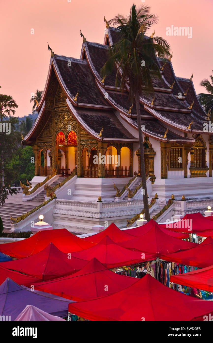 HAW PHA BANG o Tempio Reale si trova sopra il famoso mercato notturno - Luang Prabang, Laos Foto Stock