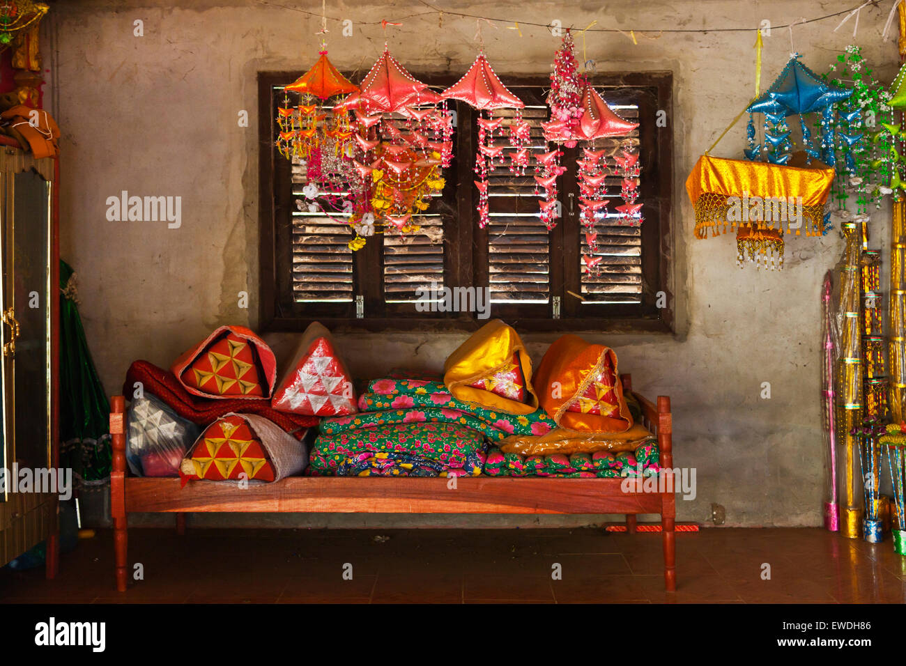 Un tempio buddista interno su DON KHONG ISLAND in quattro Mille Isole area del fiume Mekong - Southern, LAOS Foto Stock