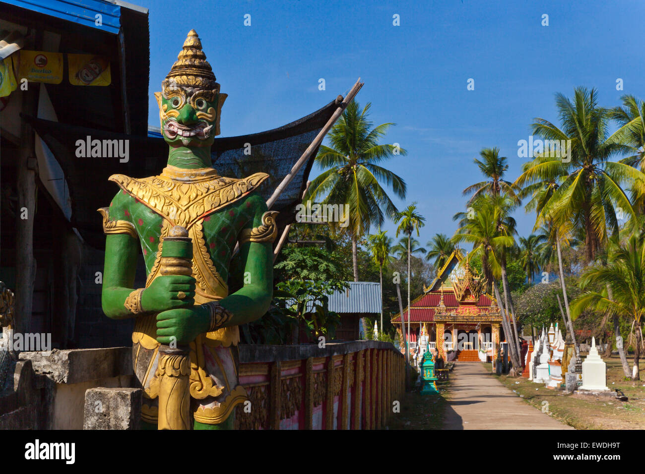 Tempio buddista su DONE KHONE ISLAND in 4 mila isole area del fiume Mekong - Southern, LAOS Foto Stock