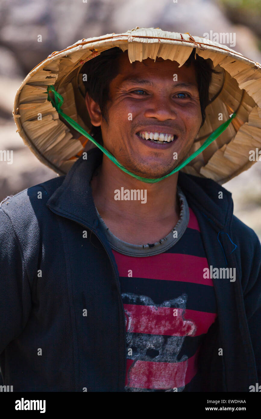 Un pescatore e boat guida in 4 mila isole Area (Si Phan Don) vicino a fatto KHONE ISLAND - Southern, LAOS Foto Stock