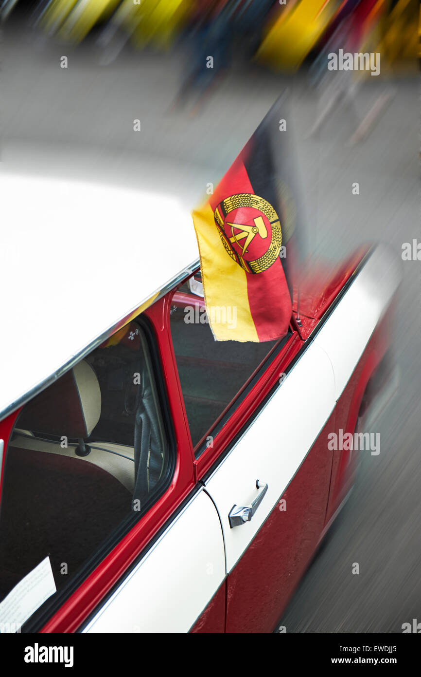 Il tedesco Trabant vettura con la bandiera nazionale dall'ex DDR Foto Stock