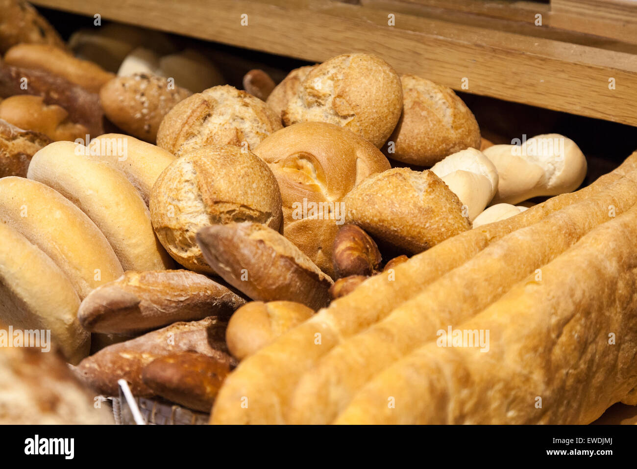 Delizioso pane fresco in un forno Foto Stock