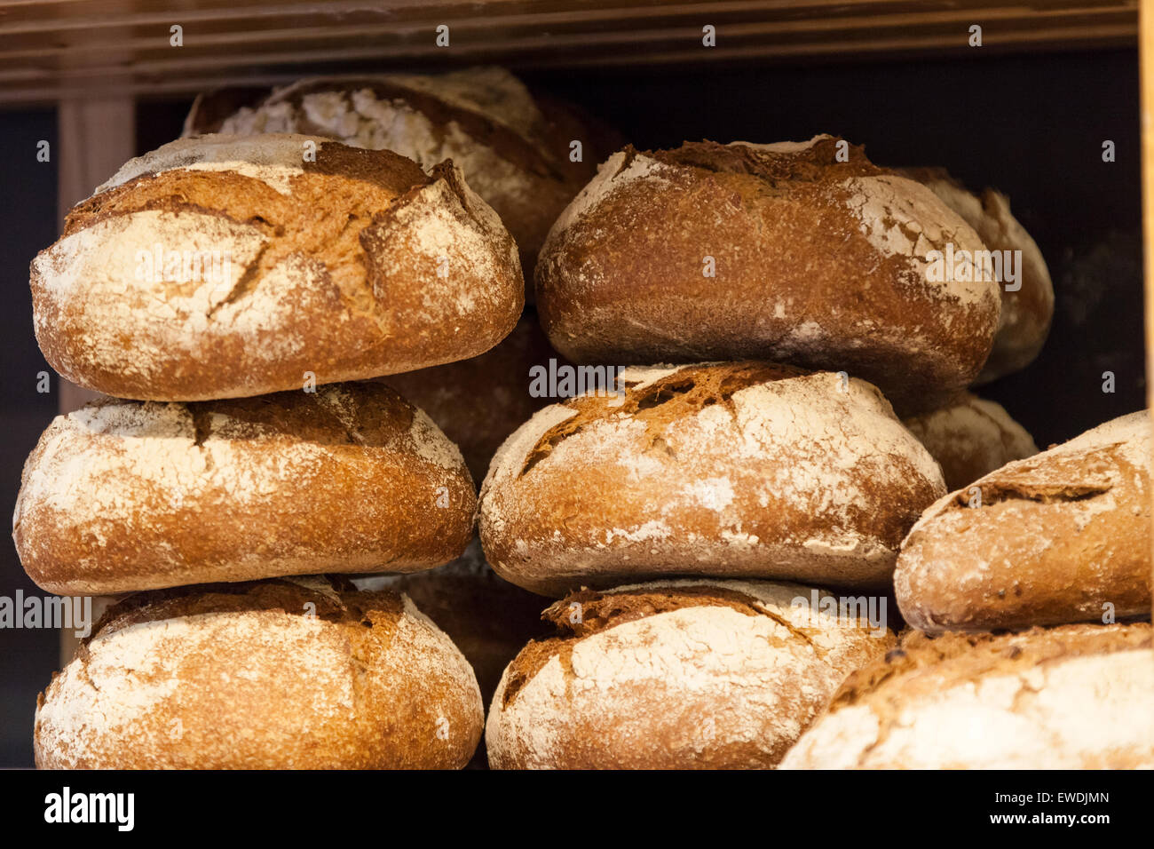 Delizioso pane fresco in un forno Foto Stock