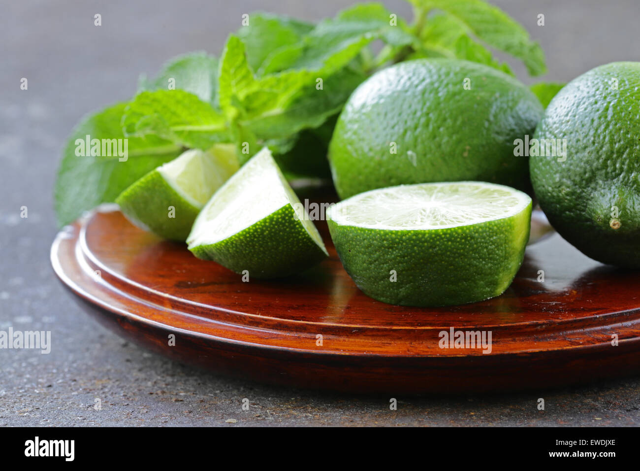 Freschi organici naturali calce verde con foglie di menta Foto Stock