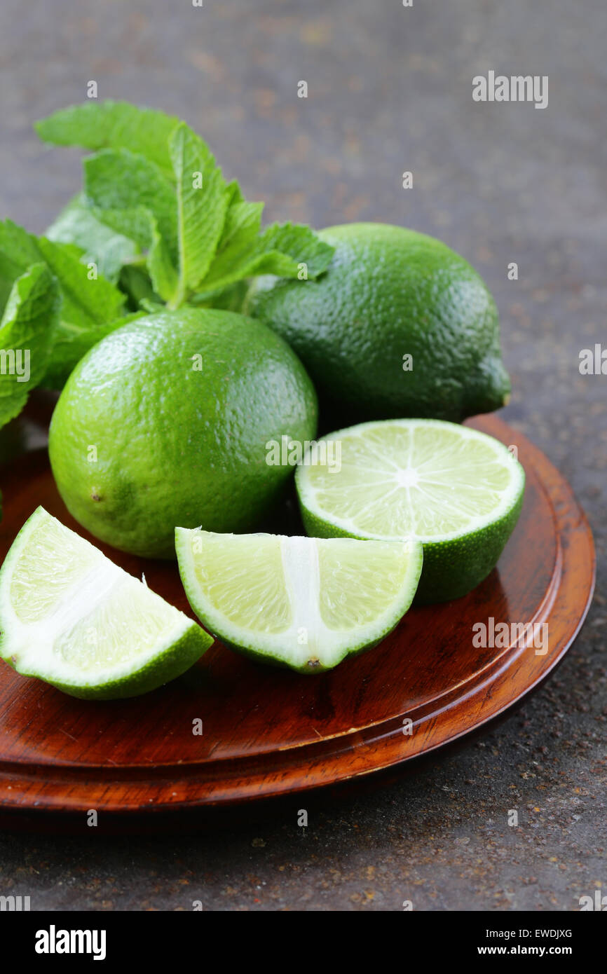 Freschi organici naturali calce verde con foglie di menta Foto Stock