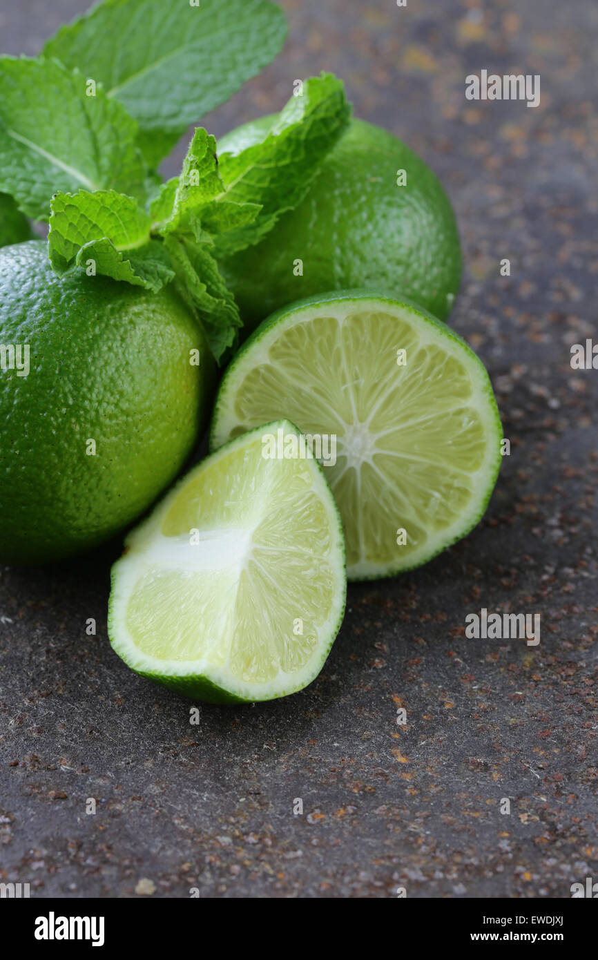 Freschi organici naturali calce verde con foglie di menta Foto Stock