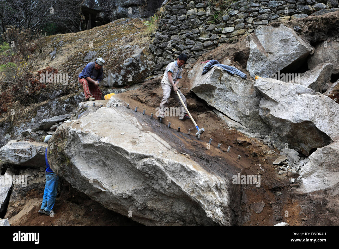 Uomini nepalese rocce di rottura per materiali da costruzione, Namche Bazar village, campo base Everest trek, Sito Patrimonio Mondiale dell'UNESCO, Foto Stock