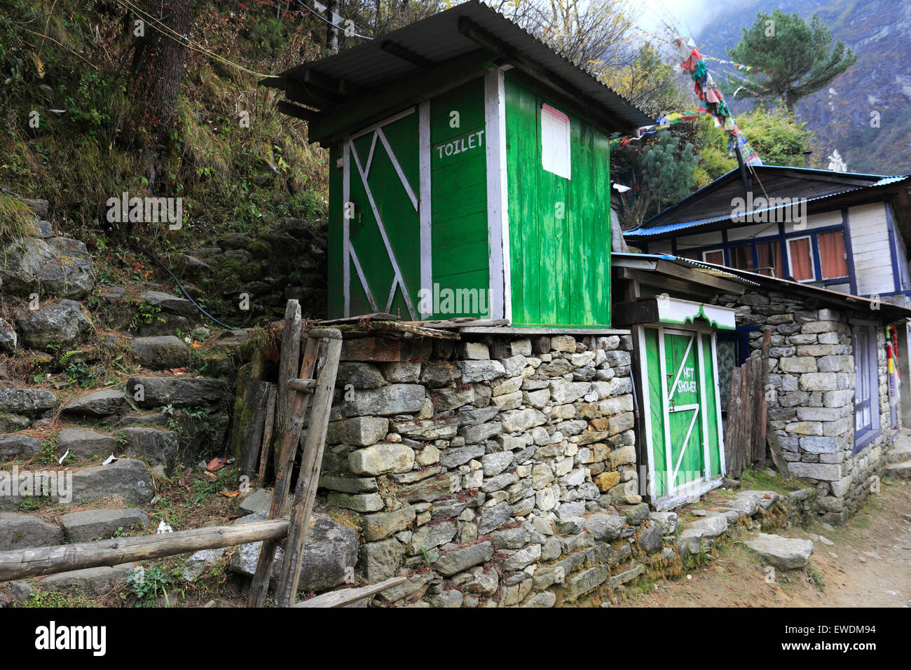 Al di fuori di wc, Phakding village, campo base Everest trek, Sito Patrimonio Mondiale dell'UNESCO, il Parco Nazionale di Sagarmatha, Solu-Khumbu Foto Stock