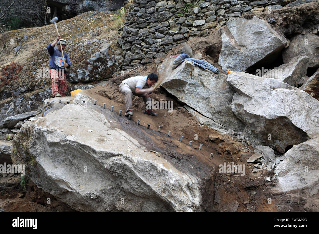 Uomini nepalese rocce di rottura per materiali da costruzione, Namche Bazar village, campo base Everest trek, Sito Patrimonio Mondiale dell'UNESCO, Sa Foto Stock