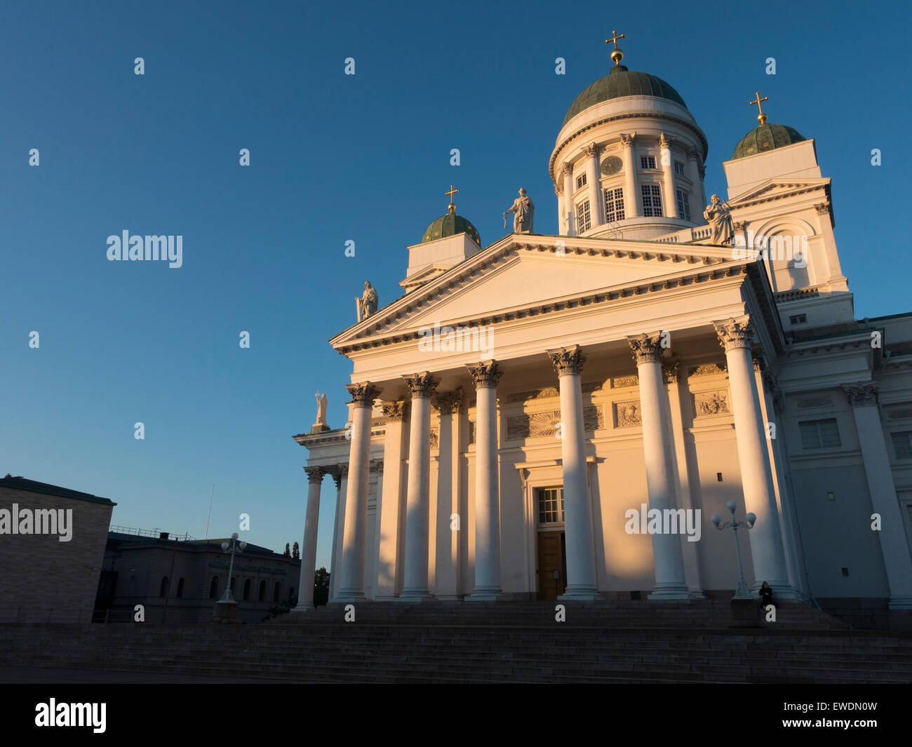 La cattedrale di Helsinki in tarda serata sun Foto Stock
