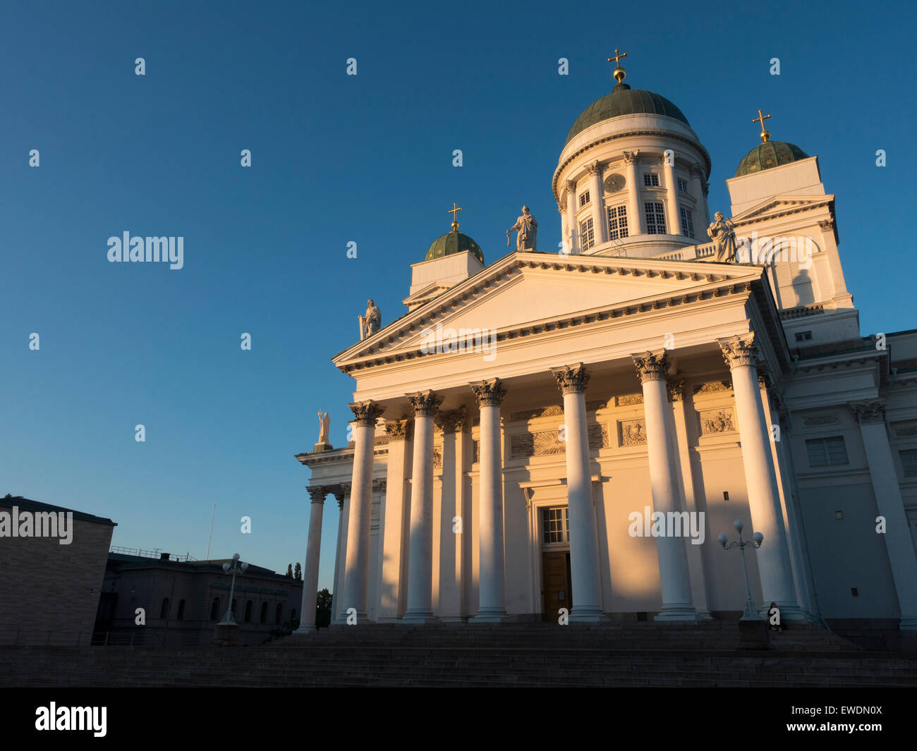 La cattedrale di Helsinki in tarda serata sun Foto Stock