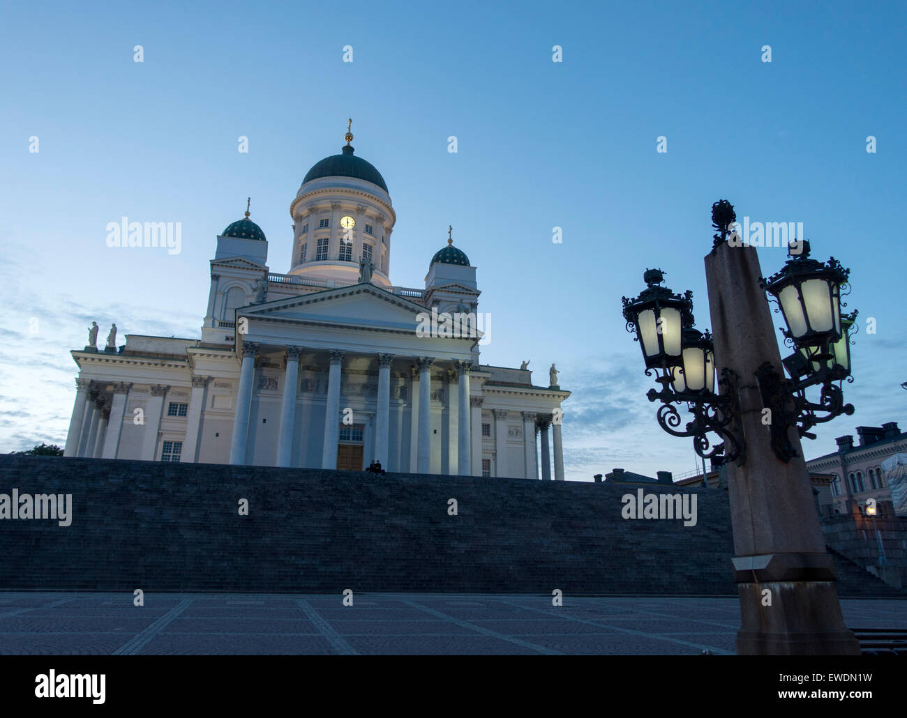 La Cattedrale di Helsinki al tramonto con lampade Foto Stock
