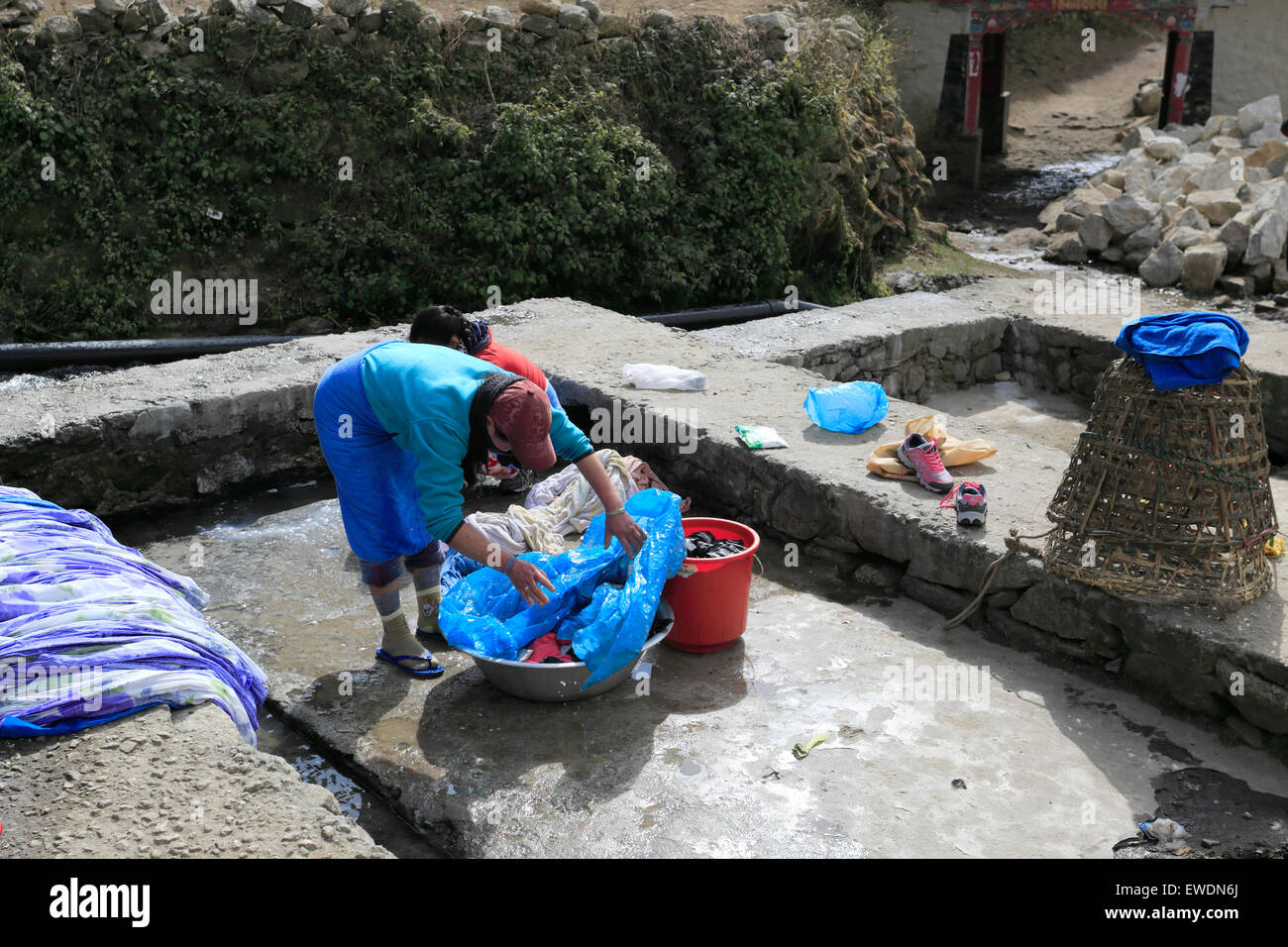 Lo Sherpa del Nepal donne il lavaggio della biancheria, Namche Bazar village, campo base Everest trek, Sito Patrimonio Mondiale dell'UNESCO, Sagarmatha Nati Foto Stock