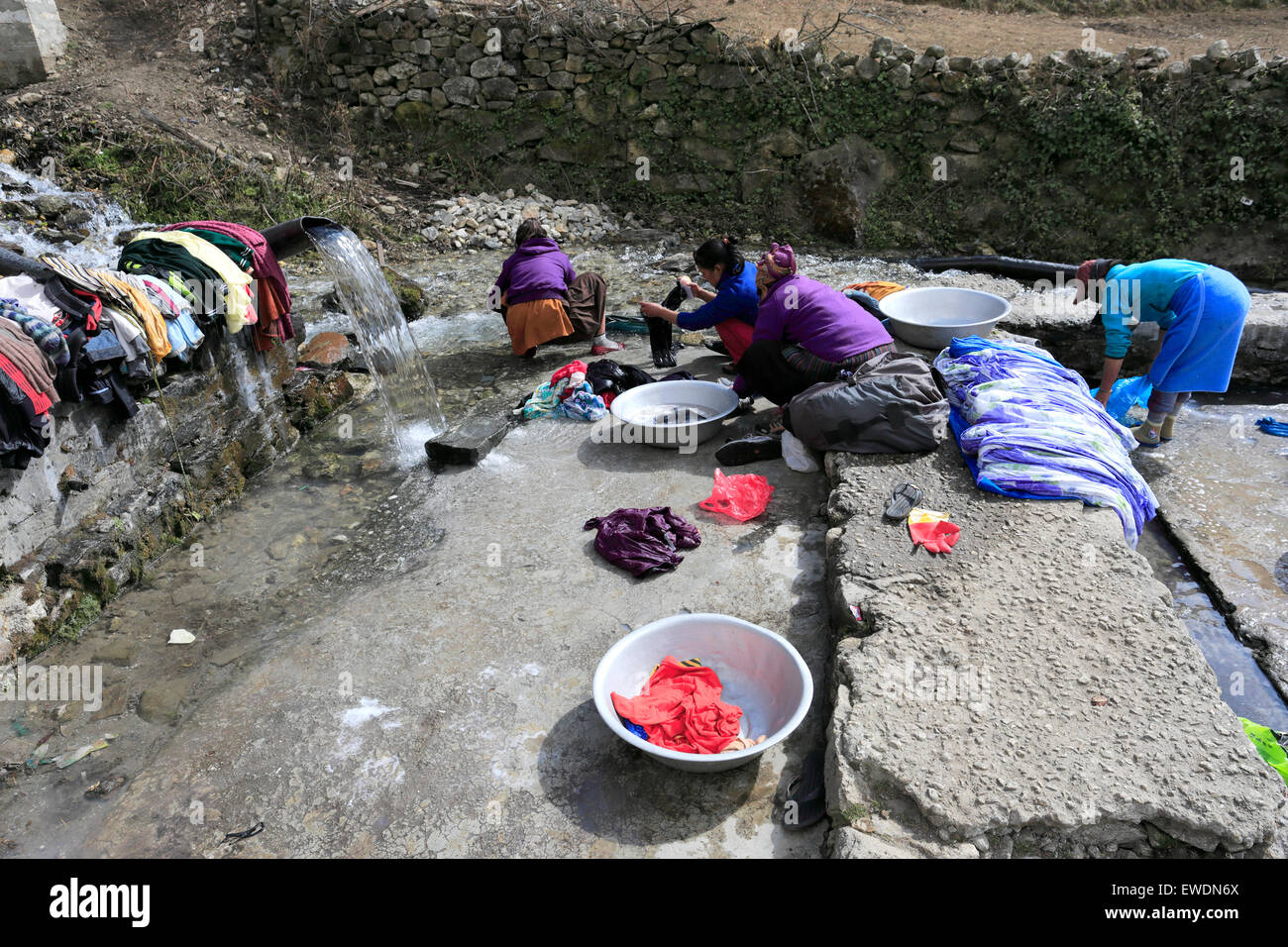 Lo Sherpa del Nepal donne il lavaggio della biancheria, Namche Bazar village, campo base Everest trek, Sito Patrimonio Mondiale dell'UNESCO, Sagarmatha Nati Foto Stock