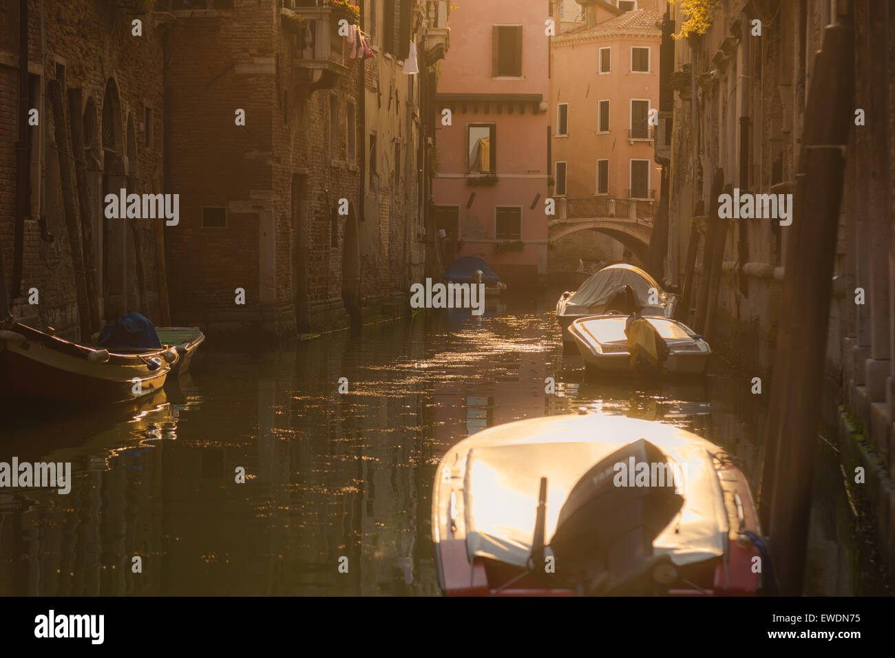 Molto presto la mattina e il sole è appena in aumento in Venezia Foto Stock