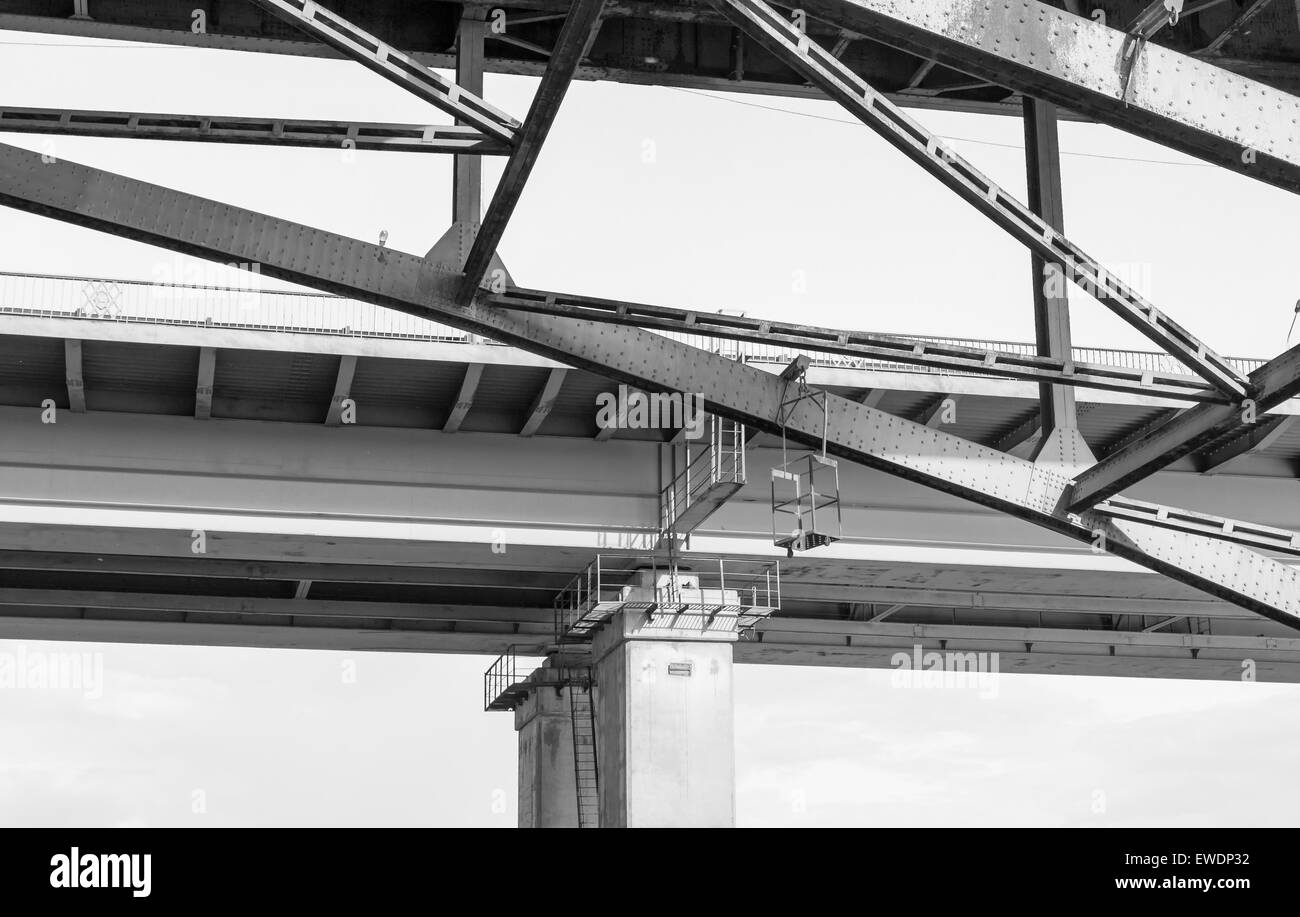 Moderno ponte di metallo dettagli e la passerella in bianco e nero Foto Stock