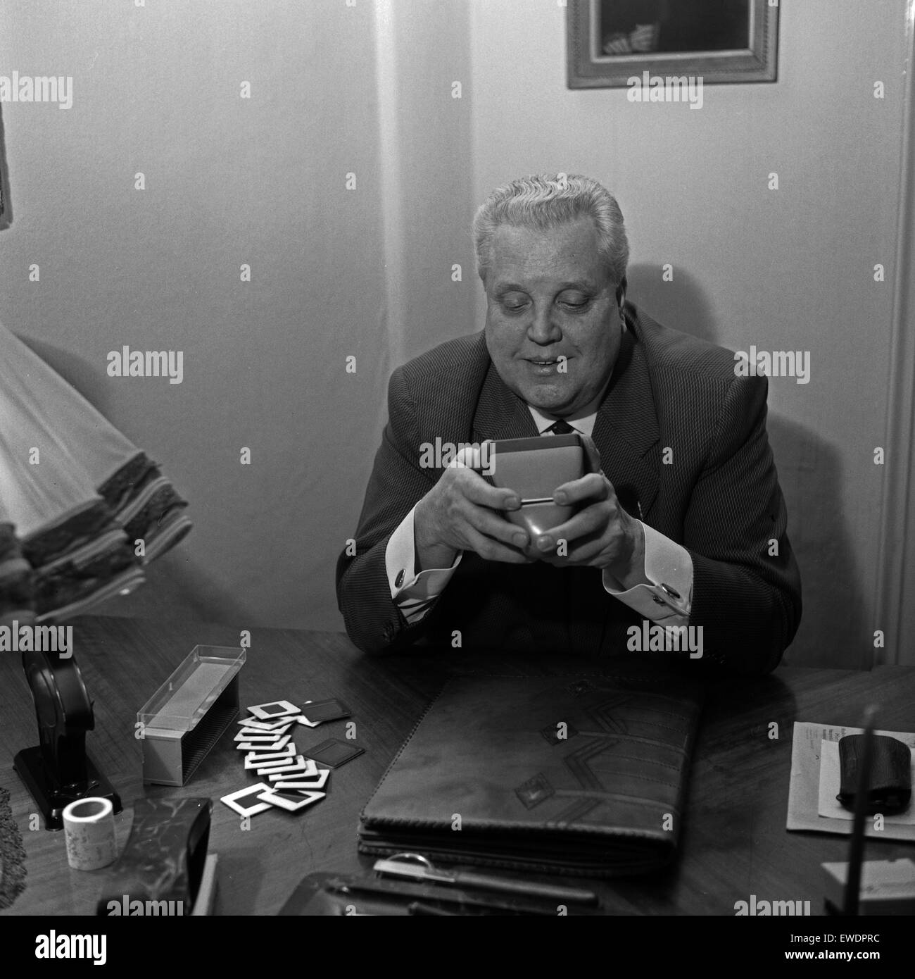 Der Tenor Rupert Glawitsch ad Amburgo, Deutschland 1960er Jahre. Il cantante e tenore Rupert Glawitsch a Amburgo, Germania 1960s. Foto Stock