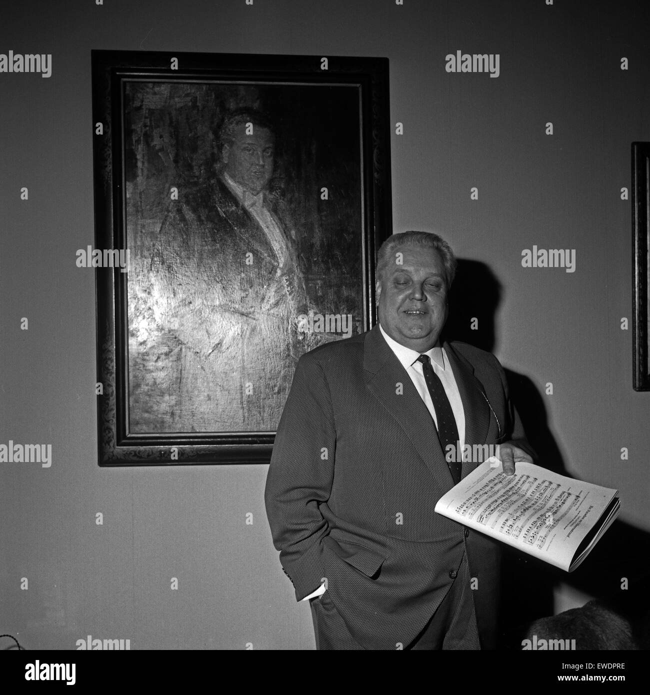 Der Tenor Rupert Glawitsch ad Amburgo, Deutschland 1960er Jahre. Il cantante e tenore Rupert Glawitsch a Amburgo, Germania 1960s. Foto Stock