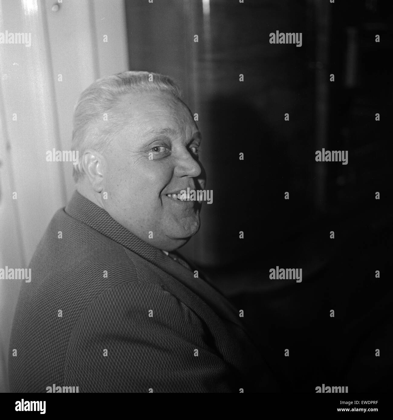 Der Tenor Rupert Glawitsch ad Amburgo, Deutschland 1960er Jahre. Il cantante e tenore Rupert Glawitsch a Amburgo, Germania 1960s. Foto Stock