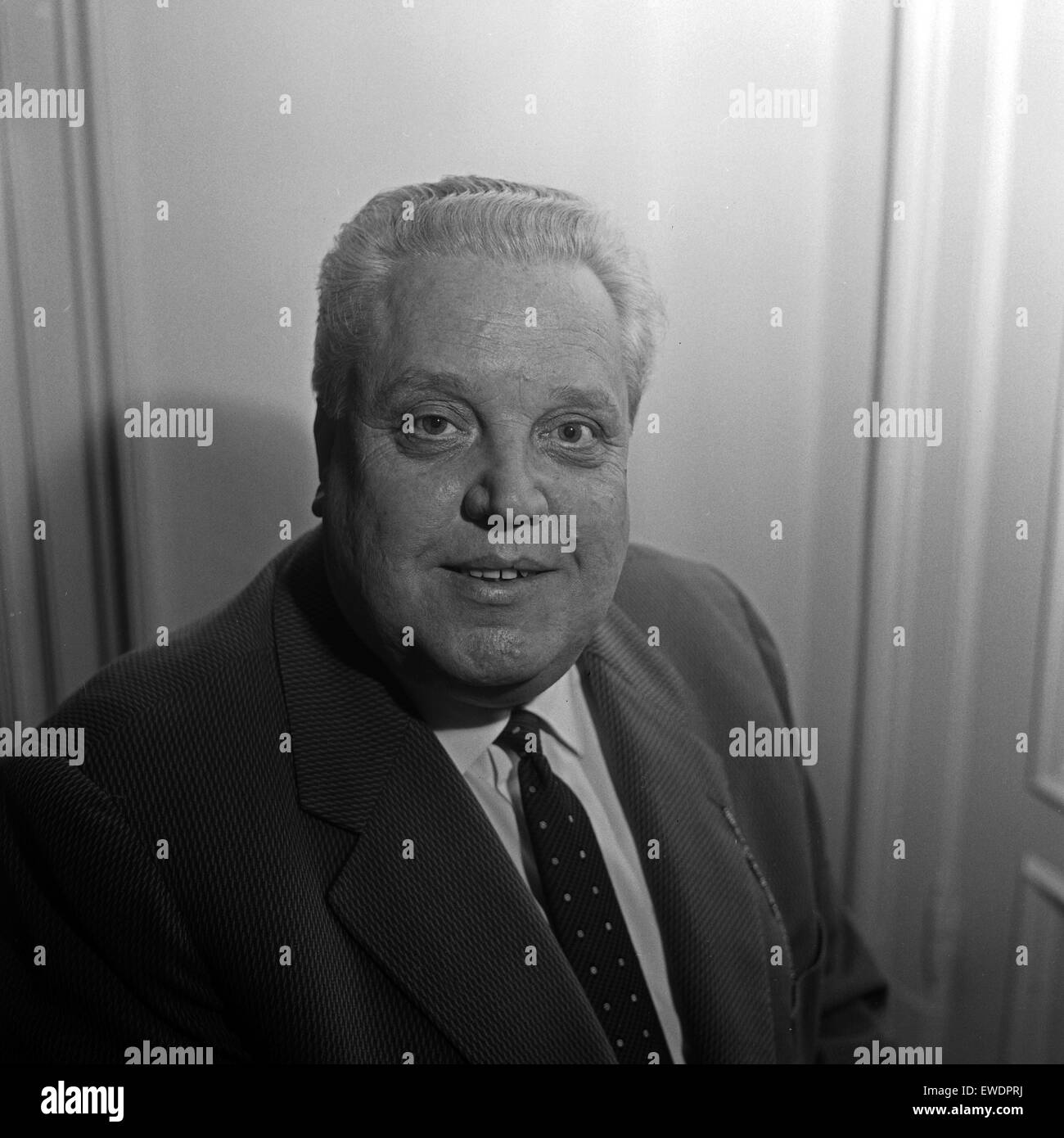 Der Tenor Rupert Glawitsch ad Amburgo, Deutschland 1960er Jahre. Il cantante e tenore Rupert Glawitsch a Amburgo, Germania 1960s. Foto Stock