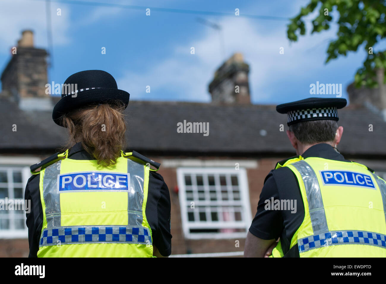 Coppia di funzionari di polizia sul dazio in Appleby presso la Nuova Fiera, Cumbria, Regno Unito Foto Stock