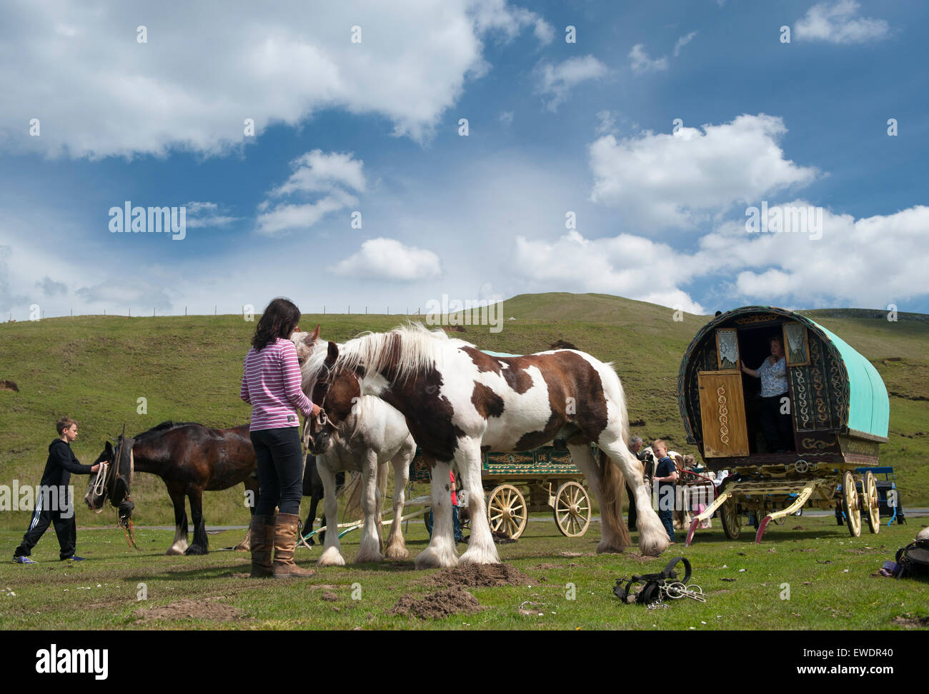 I viaggiatori diretti a Appleby Horse Fair 2015, fermarsi per una sosta a fondo Watergap in Mallerstang vicino Kirkby Stephen, Cumbria Foto Stock