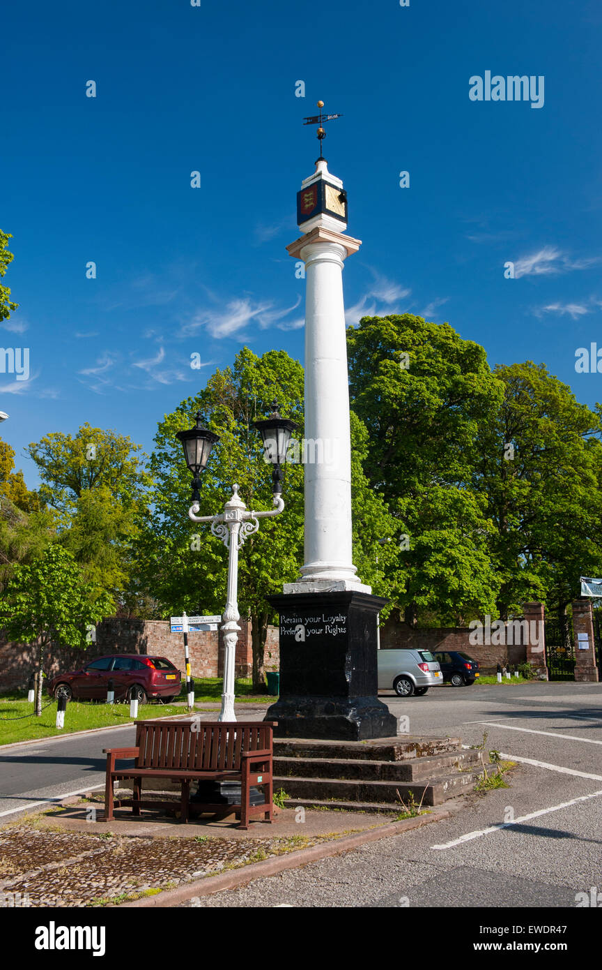 Xvii secolo alta croce in corrispondenza della estremità superiore della Boroughgate a Appleby in Westmorland, Cumbria, Regno Unito Foto Stock