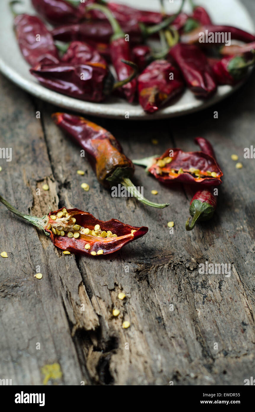 Secchi peperoncino rosso su sfondo scuro Foto Stock