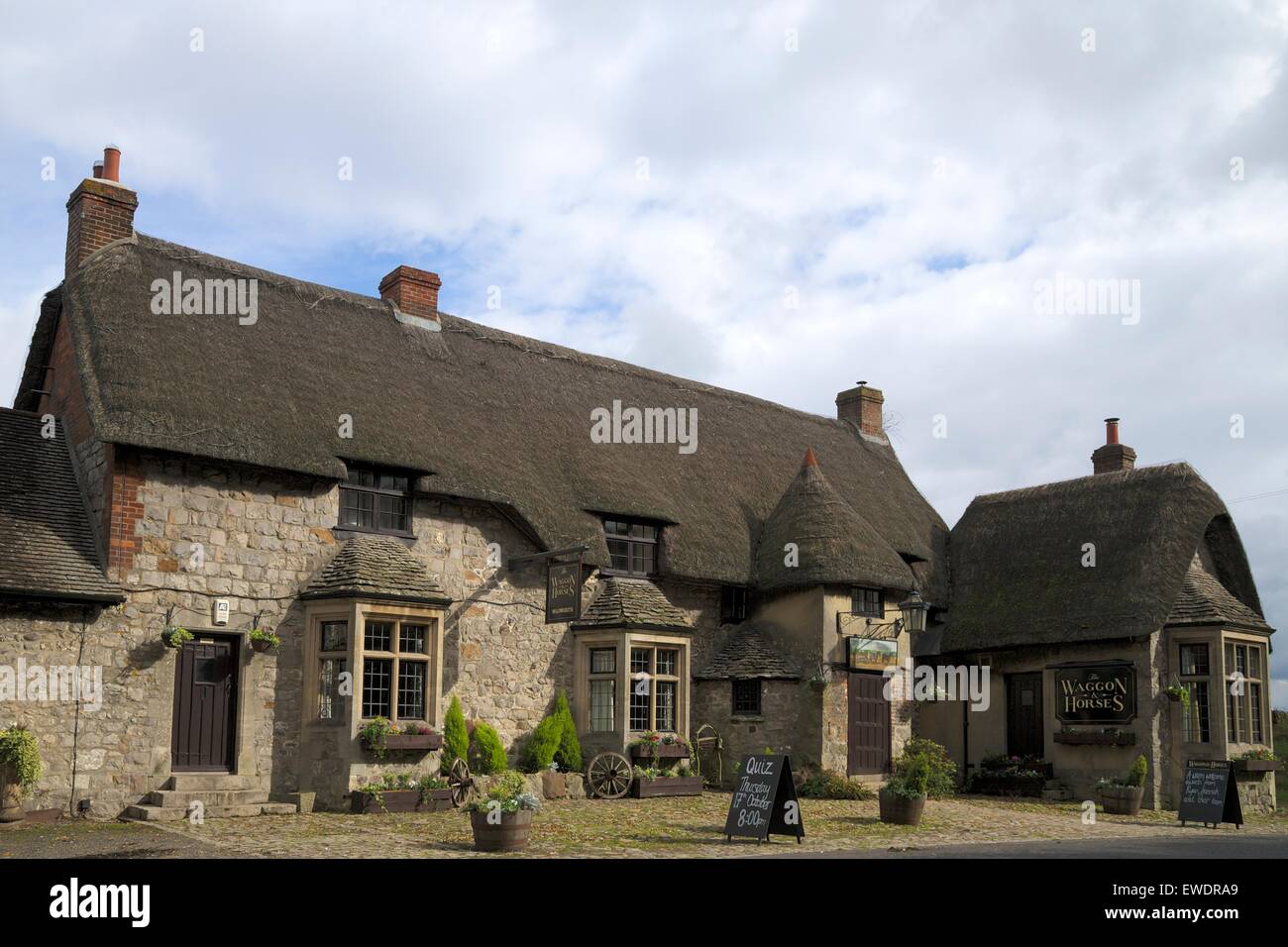 I carri e cavalli Pub, Beckhampton, Marlborough, Wiltshire, Inghilterra, Regno Unito, GB Foto Stock