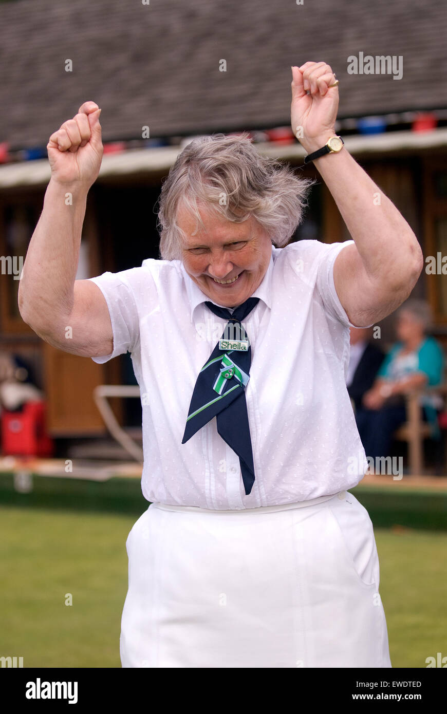 Anziani presidente donna di un locale club di bocce in entusiasmo presso i club' ottantesimo compleanno, Frensham, Surrey, Regno Unito. Foto Stock