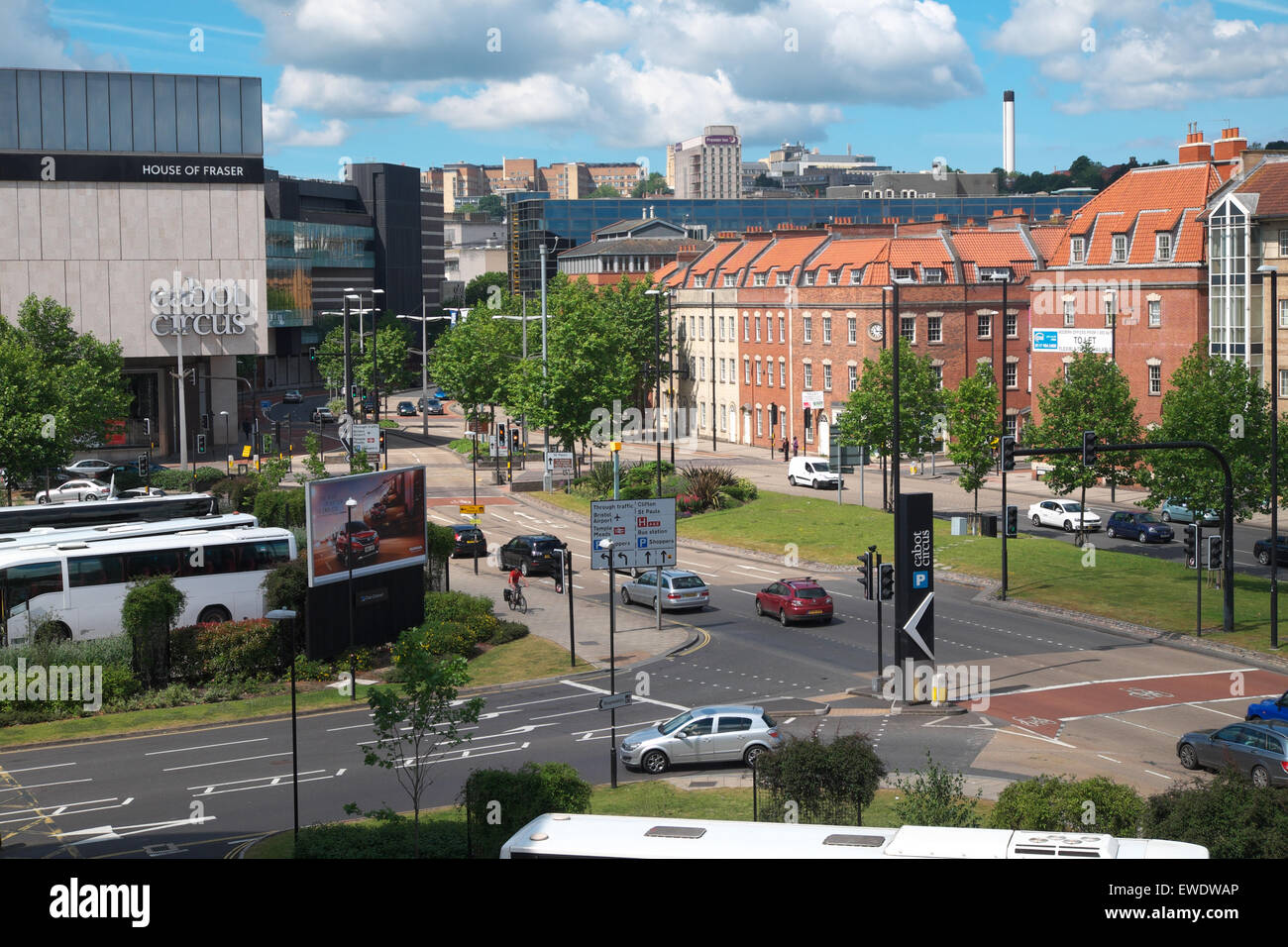 Bristol REGNO UNITO Cabot Circus Shopping Centre Mall ( a sinistra ) nel centro della città con un Bond Street verso la città. Foto Stock