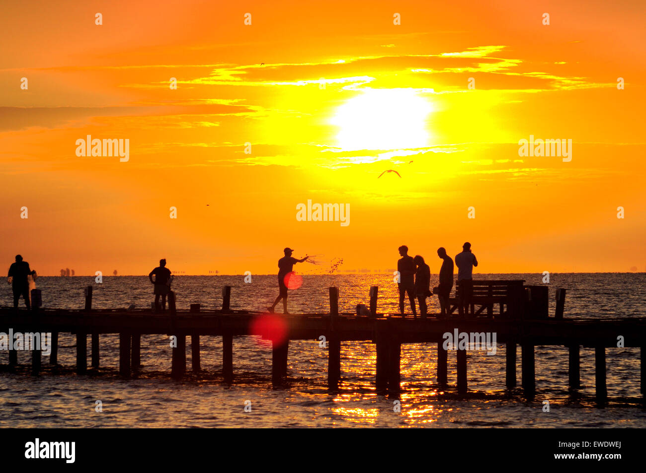 Anna Maria Island, Florida, Stati Uniti. 24th giugno 2015. Un inizio glorioso della giornata al molo della città dopo una notte di tempeste. Meno umido con una leggera brezza. Temperatura attualmente 78 gradi F ma che si riscalda rapidamente come il sole aumenta Foto Stock