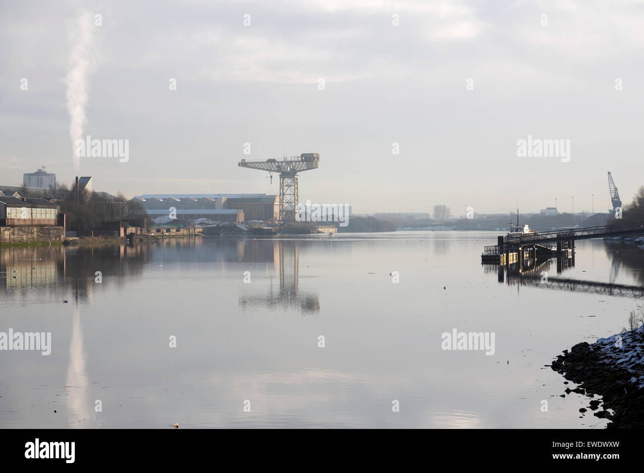 Vista sul fiume Clyde da Braehead sulla riva sud verso l'area di Scotstoun a Glasgow, Scozia, Regno Unito Foto Stock
